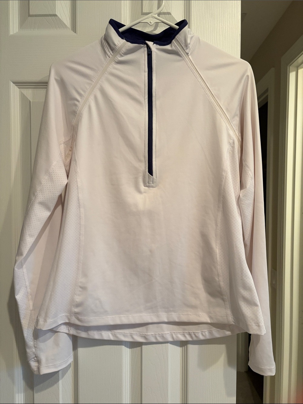 Women’s Vineyard Vines White Long-Sleeve 1/4 zip performance pull over